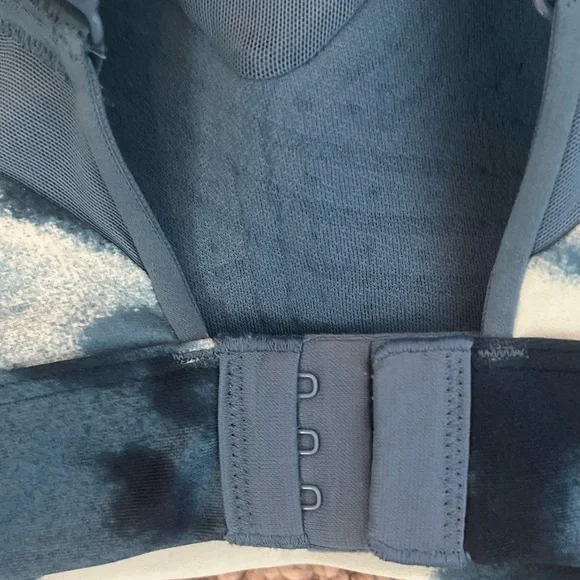 Under Armour Teal and Blue Patterned Cross Back Sports Bra - Picture 9 of 10